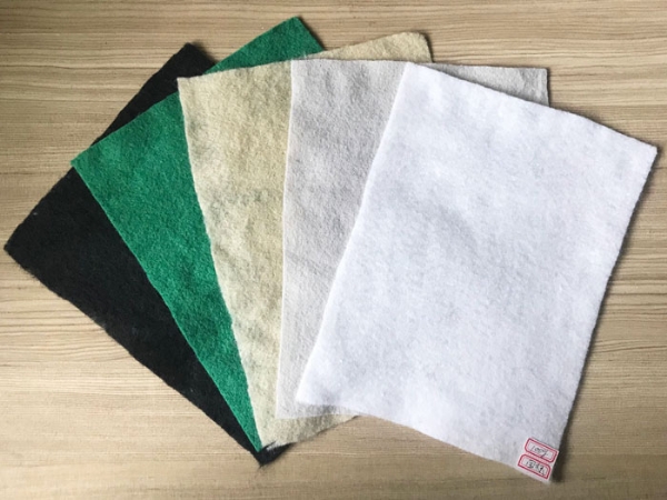  要想使塑料土工格柵在施工中發(fā)揮更好的作用，就需要做好土工格柵的工程質(zhì)量保障，具體從四個(gè)方面做起。